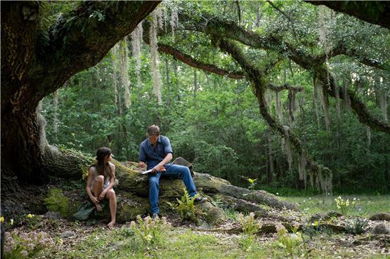 Begegnung im Sumpf: Daisy Edgar-Jones als Kya und Harris Dickinson als Chase. Foto: Michele K. Short/Sony Pictures/epd