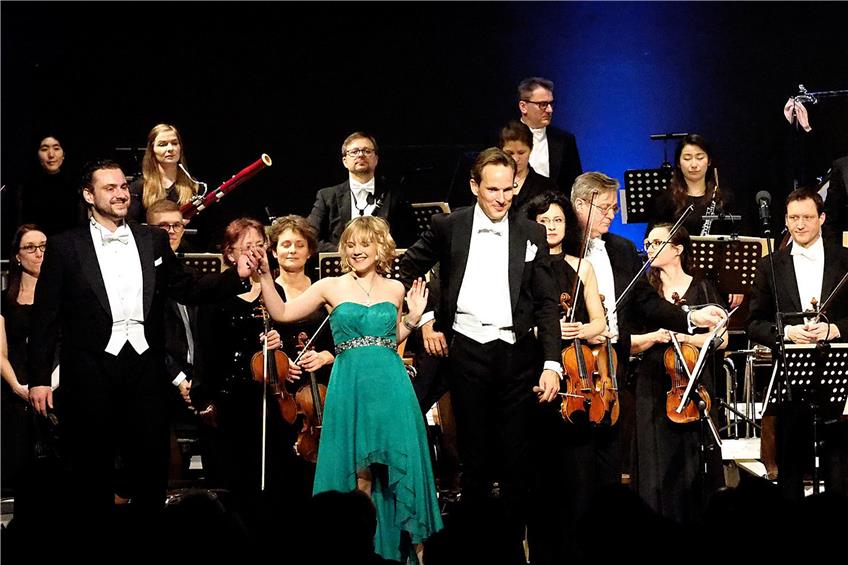 Begeisterten beim Neujahrskonzert: Tibor Brouwer, Larissa Wäspy und Dirigent Sven Gnass. Bild: Kuball