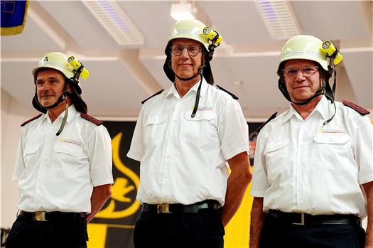 Bei Festakt zum mindestens 150-jährigen Bestehen der Altheimer Feuerwehr wechseln diese drei Herren in die Altersabteilung. Ihren Helm tauschen sie gegen eine Mütze. Bild: Karl-Heinz Kuball