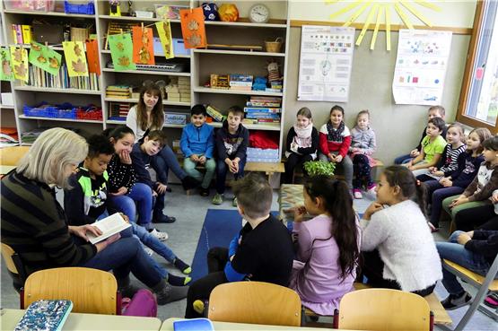 Bei Vorlesetagen soll die Lesekompetenz der Kinder gefördert werden – wie hier in der Rottenburger Hohenberg-Grundschule. Archivbild: Werner Bauknecht