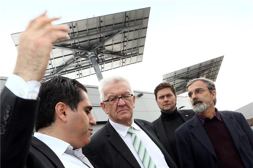 Bei den Ausführungen von Deger Energie-Chef Korkmaz hört auch Oberbürgermeister Peter Rosenberger (zweiter von rechts) aufmerksam zu.