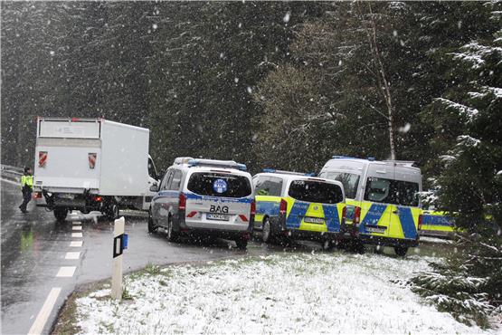 Bei den Lastwagen-Kontrollen an der Bundesstraße 294 am Mittwoch herrschte bisweilen starkes Schneetreiben. Bild: Manuel Fuchs