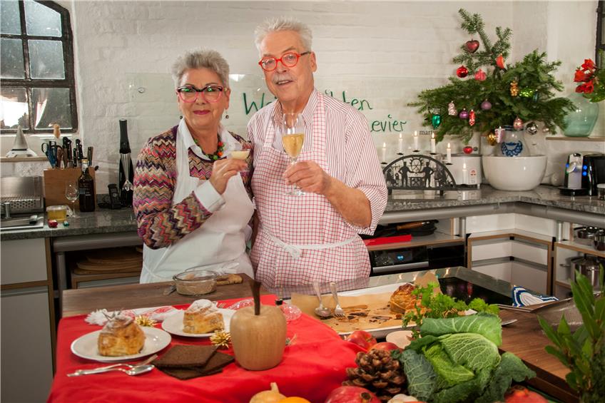 Bei den jüngsten Dreharbeiten zur WDR-„Servicezeit Essen & Trinken“ haben sich die Hopfauer Fernsehköche Martina Meuth und Bernd Neuner-Duttenhofer bereits für Weihnachten und den Rutsch ins neue Jahr 2017 verabschiedet.Bild: Manz