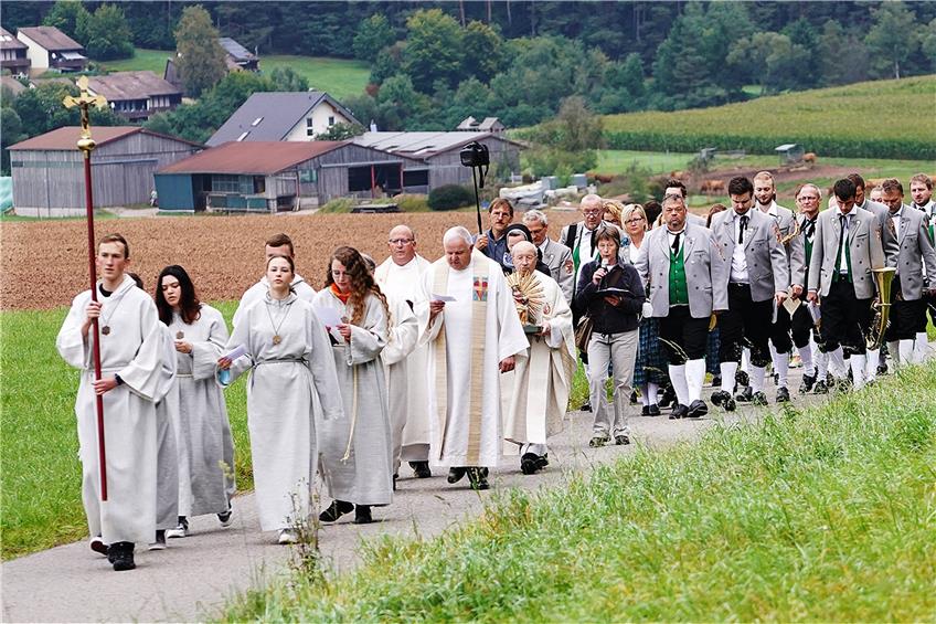 Bei der Dekanatswallfahrt 2021 wurde ebenfalls das Gnadenbild in einer feierlichen Prozession von der Wallfahrtskirche Heiligenbronn nach Lützenhardt gebracht. Dieses Jahr werden Friedensfahnen über den Wallfahrern wehen. Bild: Karl-Heinz Kuball