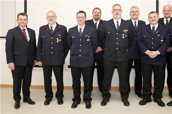Bei der Hauptversammlung am Freitagabend wurden auch verdiente Feuerwehrkameraden ausgezeichnet. Bild: Andreas Wagner