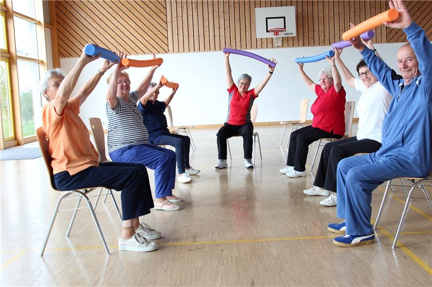 Beim DRK-Gymnastikkurs „Mach mit, bleib fit“ von Anna Schmitt erhalten sich die Teilnehmer ihre Beweglichkeit. Bild: fei
