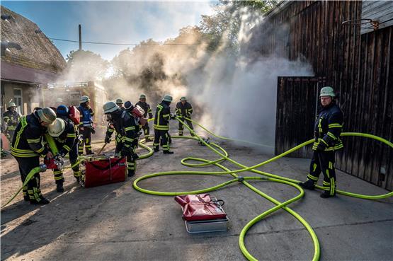 Beim „Eckhof“ in Weilheim übte die Feuerwehr, was bei einem Großbrand zu tun ist. Bild: Ulrich Metz