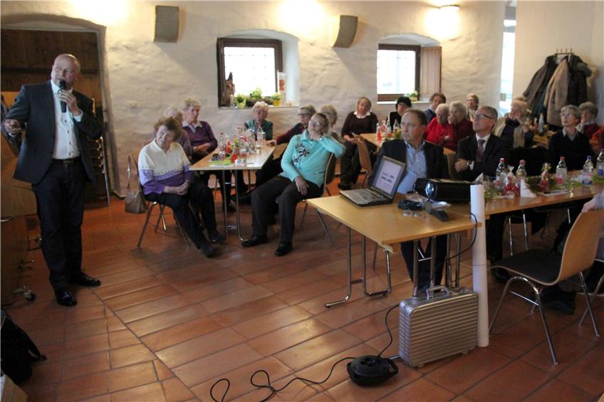 Beim Eutinger Seniorennachmittag befragten die Senioren Jean-Marc Maier (links) und Bürgermeister Armin Jöchle zum kommenden Senioren- und Pflegeheim aus. Bild: Feinler