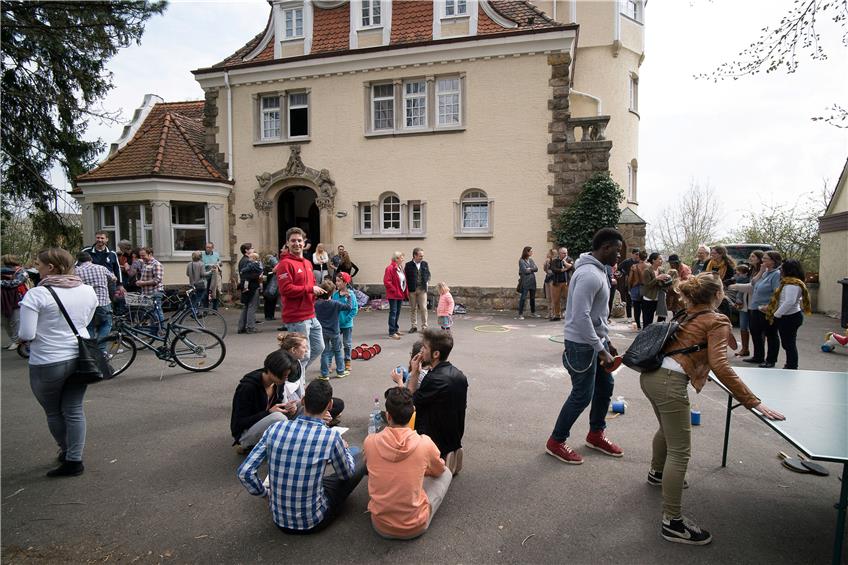 Beim Fest für Flüchtlinge auf dem Österberg lernen sich neue und alte Nachbarn kennen. Bild: Metz