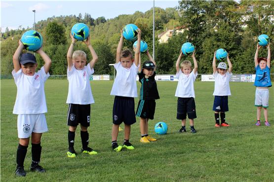 Beim Fußball-Camp des Fischinger Sportvereins durften die Nachwuchs-Kicker den Ball auch mal in die Hände nehmen.Bild: Herold Schwind