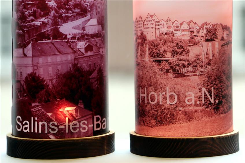 Beim Horber Advent gibt es einen Partnerschaftsstand, bei dem Windlichter von Horb und Salins-les-Bains verkauft werden. Bild: Kuball