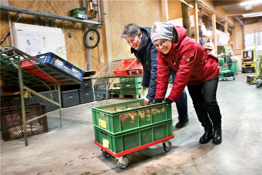 Beim Obstgut Bläsiberg holen Hagar Steiff (links) und Bettina Koschtjan Äpfel ab. Bilder: Anne Faden