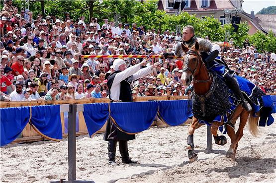 Beim Ringstechen im Vorjahr gab es Spannung für die Zuschauer – und eine tolle Show von Pferd, Reiter und Gehilfe. Archivbild: Karl-Heinz Kuball
