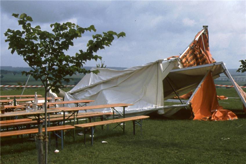Beim Sportfest im Jahr 1991 zerstörte ein Orkan das Festzelt. Das Spiel musste abgebrochen werden.