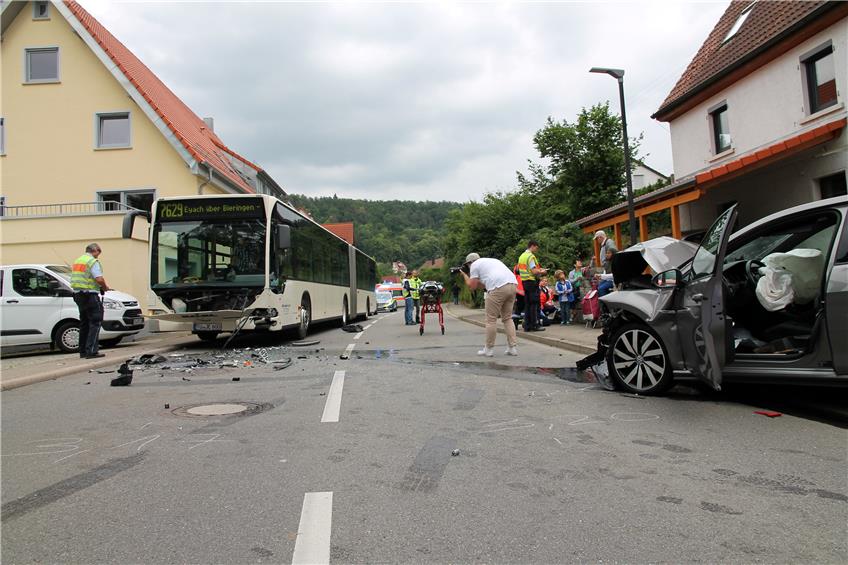 Beim Zusammenstoß zwischen einem Linienbus und einem Auto sind in Bad Niedernau mehrere Menschen verletzt worden, einer schwer. Bild: Eisele