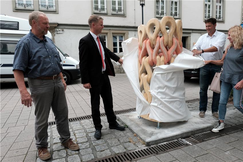 Benno Müller vom Kunstverein,Kreissparkassen-Chef Dominik Rakoczy, OB Peter Rosenberger und Sonya Braun selbst enthüllten die Skulptur.