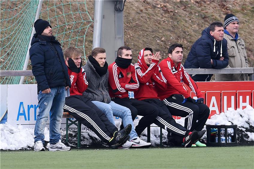 Bereitet sein Team gerade auf die Rückrunde vor: Holzhausens Trainer Onur Hepkeskin (links). Bilder: Ulmer