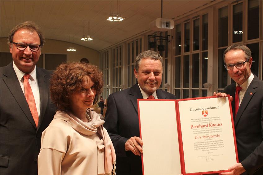 Bernhard Knauss (im Bild mit Ehefrau Alina) wurde am Freitag offiziell zum Ehrenbürger von Kirchentellinsfurt ernannt (links: Landrat Joachim Walter, rechts Bürgermeister Bernd Haug). Bild: Sturm