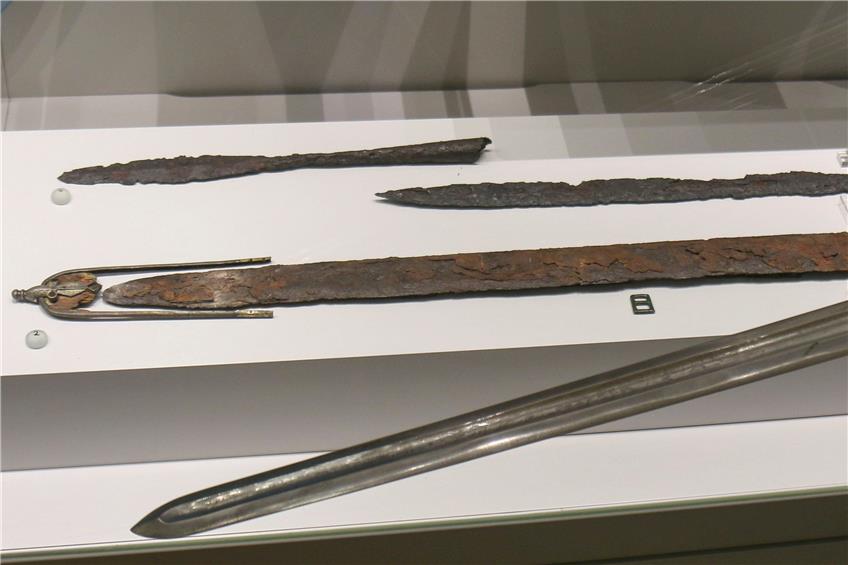 Bernhard Würger ließ das Schwert des Spathakriegers von einem Kunstschmied originalgetreu nachbauen. 