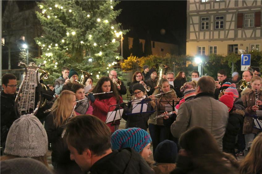 Besinnliche und festliche Klänge schickte der Ergenzinger Musikverein über den Weihnachtsmarkt. Bild: Bernhard