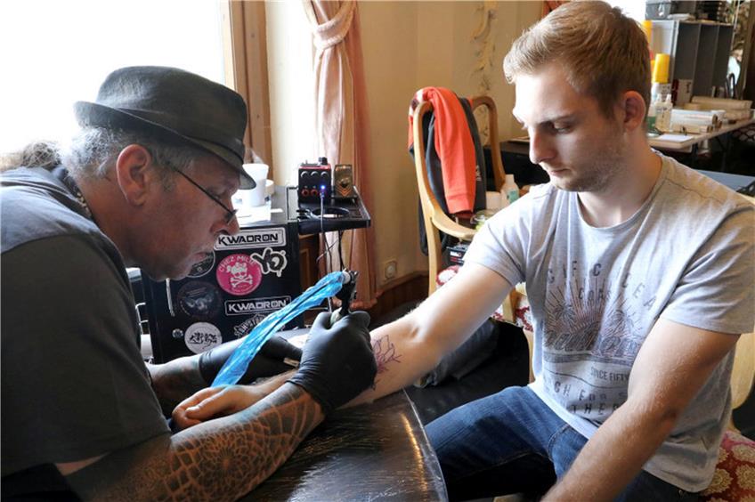 Besonderer Moment: Der 24-jährige Chris lässt sich hier sein 1. Tattoo stechen. Beliebte Stelle: Der Unterarm.