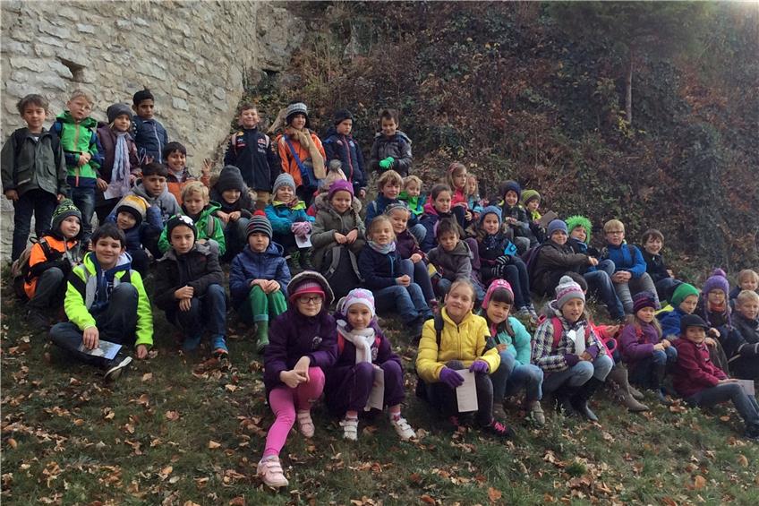 Ausflug führt Kinder zur Burgruine Wehrstein, auf den Spielplatz und nach Empfingen / Förderverein o