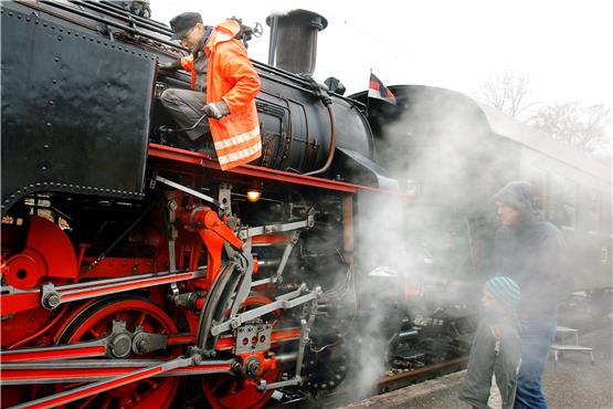 Am Sonntag tuckerte die historische Dampflok der Freunde der Zahnradbahn Honau-Lichtenstein wieder n