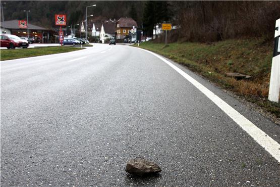 Stein löst sich wegen Frostsprengung im Neckartal und verursacht Schäden an Auto
