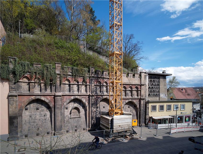 Die Arbeiten an der Stützmauer in der Tübinger Mühlstraße haben begonnen