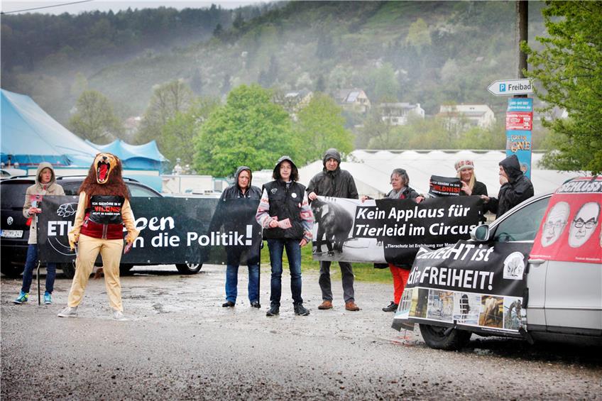 Protest auf dem Tübinger Festplatz gegen Tierhaltung im Zirkus 