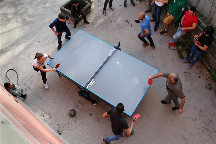 Schüler des Wildermuth-Gymnasiums spenden Tischtennisplatte ans Asylzentrum