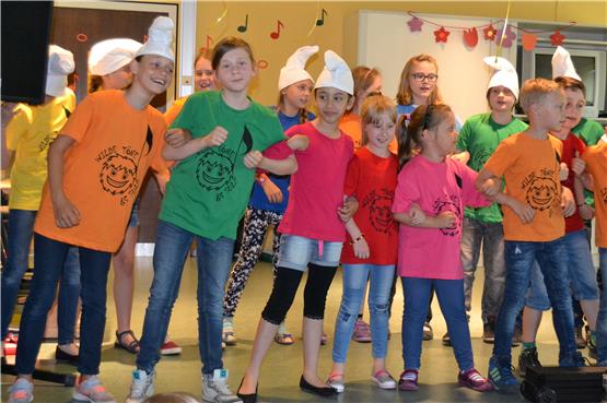 Chor „Wilde Töne“, „Dancing Kids“ und Bläserklasse der GWRS gestalteten ein gelungenes Konzert