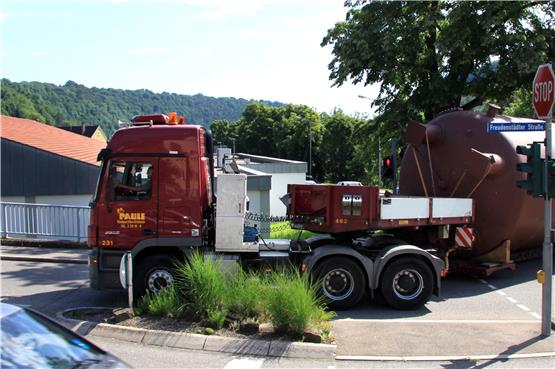 Schwertransporter bringt Behälter von Bergfelden zum Birkhof / Straßen gesperrt