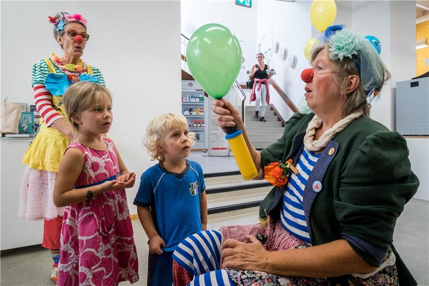 Clowns brachten Spaß und Fantasie in die Stadtbibliothek