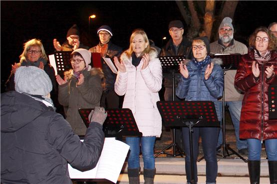 Holzhauser singen Weihnachtslieder unterm Lindenbaum