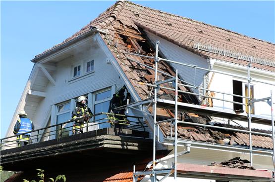 Dachstuhl eines Mehrfamilienhauses brannte