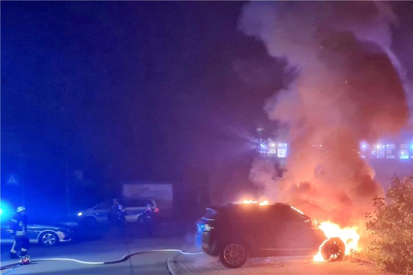 Auto auf dem Kasernengelände gerät in Brand