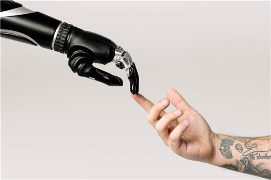 Bild: https://www.pexels.com/photo/bionic-hand-and-human-hand-finger-pointing-6153354/