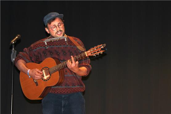 Bild oben: Der Bluesmusiker Bernhard Böhringer improvisierte eine Akustikshow in der Zehntscheuer. Bild: Alina Kohl