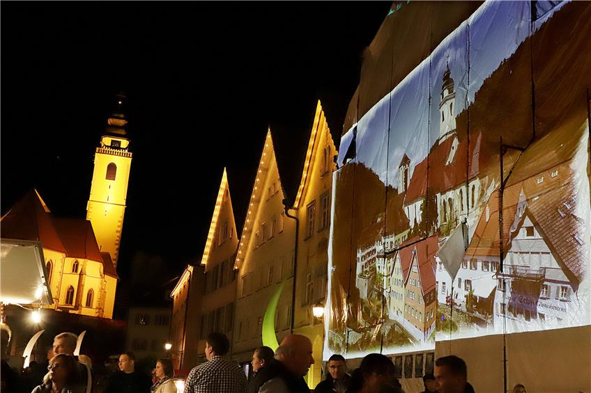 Bilder aus Horb liefen bei der Langen Nacht der Lichter über die Fassade des Rathauses auf dem gut besuchten Marktplatz. Bild: Kuball