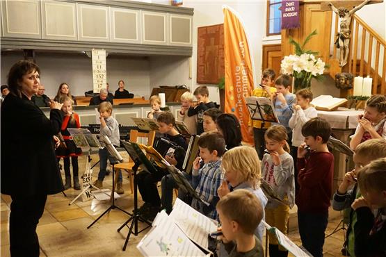 Birgit Ebner (links im Bild) eröffnete das Konzert mit den Mundharmonika-Schülern. Bild: Andreas Straub
