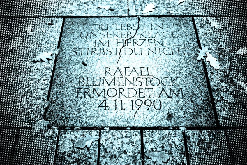 Bis heute zeugt eine Gedenkplatte am Tatort auf dem Ulmer Münsterplatz von dem Verbrechen an Rafael Blumenstock. Foto: Volkmar Könneke