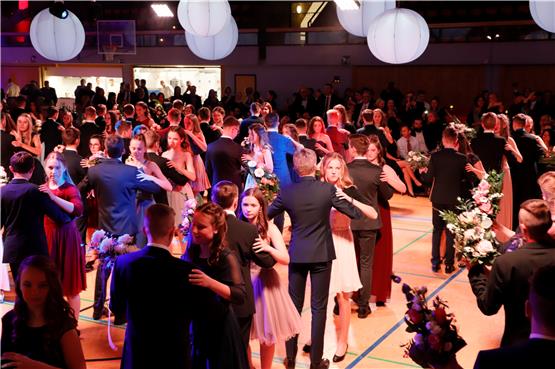 Bis tief in die Nacht hinein wurde beim Winterball der Tanzschule Gayer in der Hohenberghalle getanzt. Privatbilder