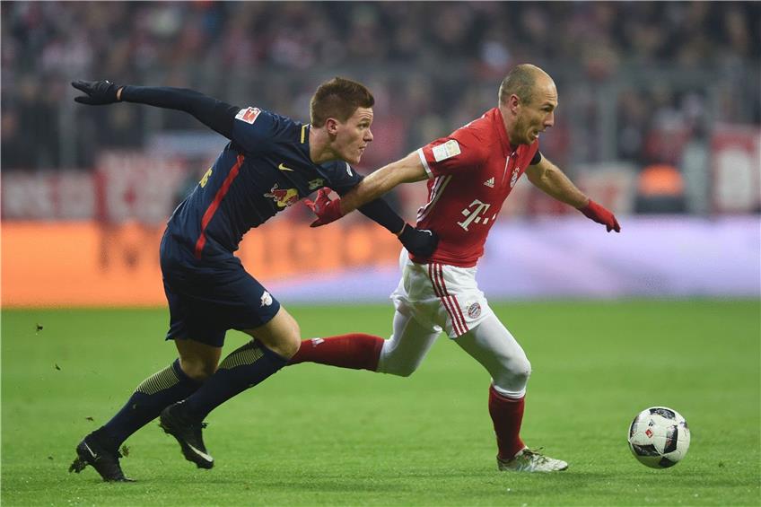 Bisher ist es dem FC Bayern und Arjen Robben nicht gelungen, sich von RB Leipzig (links Marcel Halstenberg) abzusetzen. Foto: afp