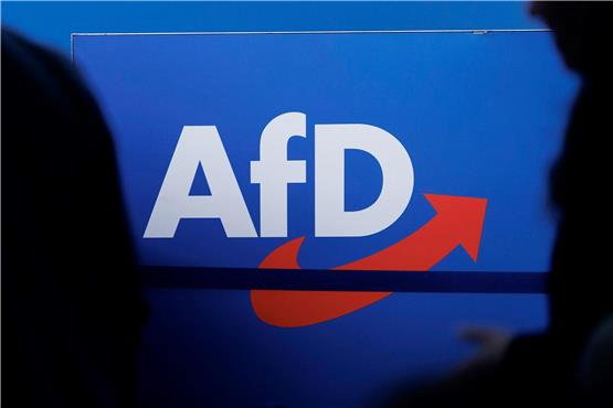 Blick auf das Parteilogo bei einem AfD-Bundesparteitag. Foto: Carsten Koall/dpa/Symbolbild