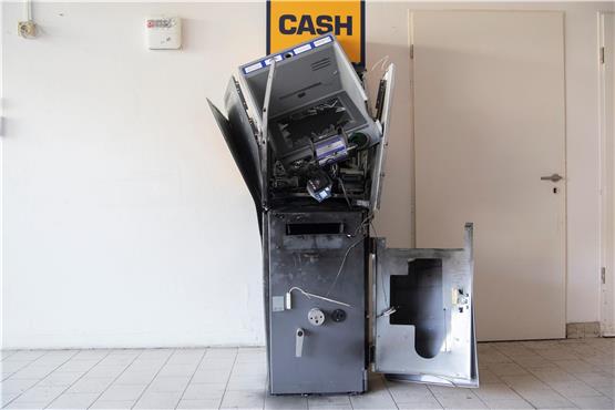 Blick auf einen zerstörten Geldautomaten. Foto: Paul Zinken/dpa/Symbolbild