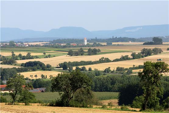 Blick von der Kreisstraße zwischen Eutingen und der Withau-Kreuzung auf einen Teil des Oberen Gäus, das auch Korngäu genannt wird, sowie auf das Albvorland und die Schwäbische Alb im Hintergrund. Bilder: Hermann Nesch