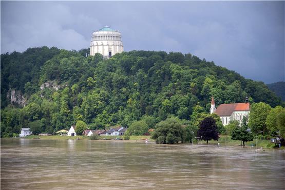 Blick von der Maximiliansbrücke in Kelheim aus auf die Befreiungshalle und das Hochwasser der Donau. Foto: Pia Bayer/dpa