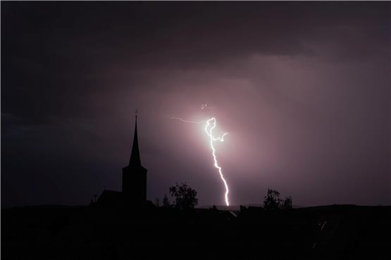 Blitze entladen sich aus einer Gewitterwolke. Foto: Nicolas Armer/dpa/Symbolbild