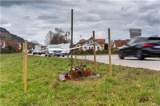 Blumen erinnern an der Unfallstelle auf Höhe des Rittwegs bei Hirschau an den bei einem Unfall im April 2019 dort getöteten Wurmlinger.  Bild: Ulrich Metz
